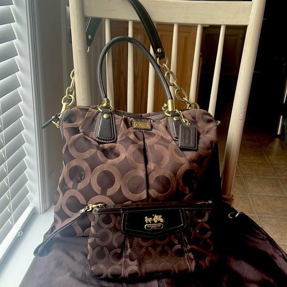 Coach Handbags - Coach Signature C Brown Purse Shoulder Bag With Gold Chain Removable Strap with